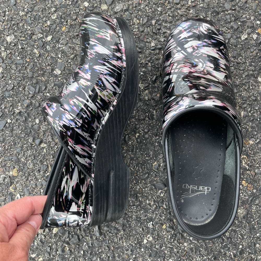Dansko  Professional Metallic Waves Patent  Leather Clogs Womens Shoes Sz 38